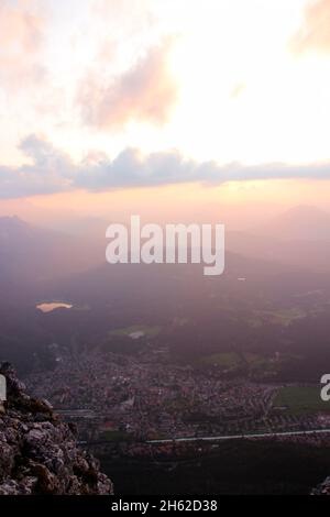 Blick von der viererspitze 2054 m zum Ort mittenwald,Übersicht,ferchensee,lautersee,kranzberg,kranzberg Gebiet,Sonnenuntergang,karwendel,deutschland,bayern,oberbayern,werdenfelser Land,isartal,mittenwald Stockfoto