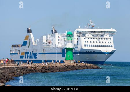 westpier-Leuchtfeuer mit Fähre,warnemünde,rostock,mecklenburg-vorpommern,deutschland,europa Stockfoto