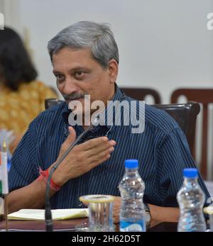 Der indische Verteidigungsminister Manohar Parrikar deutet mit der Hand über sein Herz, als er Verteidigungsminister Ash Carter zu einem Treffen am 3. Juni 2015 in Neu-Delhi, Indien, begrüßt Stockfoto