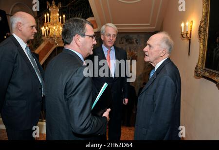 Die stellvertretende Verteidigungsministerin Ashton B. Carter unterhielt sich kurz mit dem ehemaligen US-Sicherheitsminister Brent Scowcroft, dem er zwischen den Treffen während der 49. Münchner Sicherheitskonferenz in München, Deutschland, am 2. Februar 2013 begegnete. Stockfoto