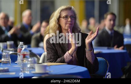 Die stellvertretende Verteidigungsministerin Christine Fox applaudiert, als Vizeadmiral Pete Daly (ausgeschieden) auf der Westkonferenz und Ausstellung Ca. Februar 10, 2014. Stockfoto