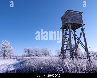 Hoher Sitz im Winter, Felder und Bäume mit Reif bedeckt Stockfoto