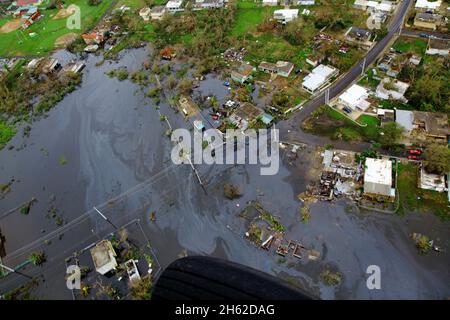 Häuser lagen in Ruine, wie von einem US-amerikanischen Zoll- und Grenzschutz-, Luft- und Seeoperationen, Black Hawk, während eines Überflugs von Puerto Rico nach dem Unwetter Maria am 23. September 2017, gesehen. Stockfoto