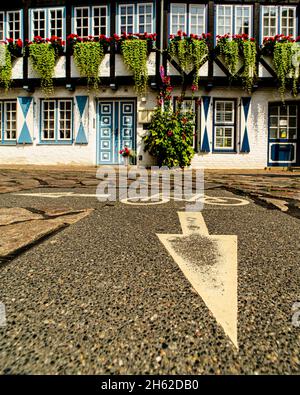 Kopfsteinpflaster-Fahrradstraße vor dem alten Stadthaus in lübeck Stockfoto