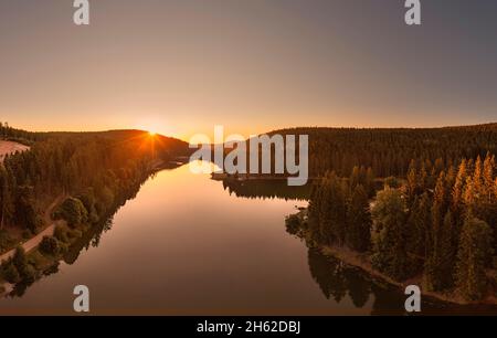 deutschland, thüringen, oberhof, lütschetalsperre, Wald, Berge, Sonnenaufgang, Rücklicht, Luftaufnahme Stockfoto