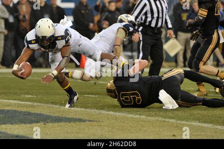 Noah Copeland von der Navy erzielt einen Touchdown mit Hayden Pierce, dem zweiten Album der Army, während des Fußballspiels Army vs. Navy im Lincoln Financial Field am 8. Dezember 2012. Stockfoto