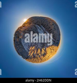 deutschland,thüringen,ilmenau,gehren,Wald,Weg,Tal,Berge,Bach,Wege,Schnee,rennsteigsumgebung,Sonnenaufgang,teilweise Rücklicht,Kugelpanorama,Luftaufnahme Stockfoto