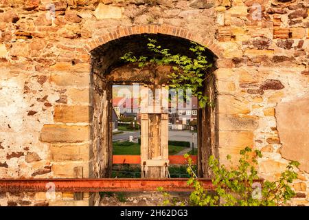 deutschland, thüringen, ilmenau, gehren, Burgruine, Blick durch ein Fenster auf die Kreisstraße, Morgenlicht Stockfoto