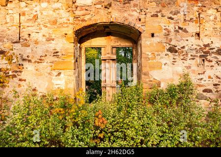 deutschland, thüringen, ilmenau, gehren, Burgruine, Blick durch ein Fenster, Morgenlicht Stockfoto