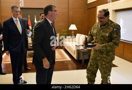 Der stellvertretende Verteidigungsminister Ash Carter tauscht Geschenke mit dem pakistanischen General Khalid Shameem, dem Vorsitzenden der Joint Chiefs of Staff for Pakistan, aus. Links ist der US-Botschafter in Pakistan, Richard Olson, Ca. 2013 Stockfoto