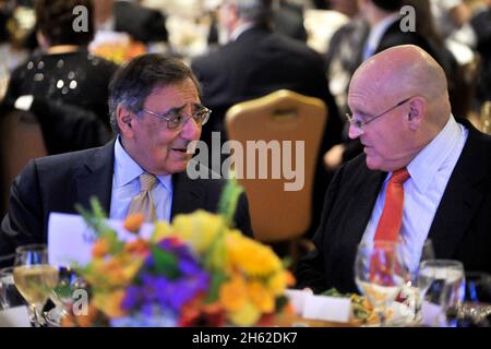 Verteidigungsminister Leon Panetta besucht Botschafter Richard Armitage, den Vorsitzenden des amerikanisch-türkischen Rates, beim Abendessen beim 31. American Turkish Council Conference Dinner in Washington, D.C., am 11. Juni 2012 Stockfoto