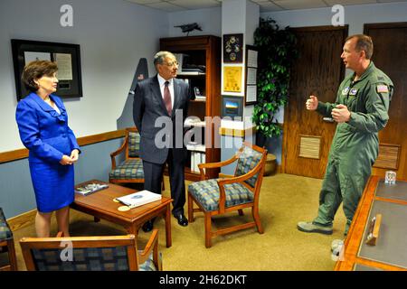 Verteidigungsminister Leon Panetta besucht Oberst Al Schwarzmiller, Kommandeur des 914. Luftlift-Flügels, rechts, und Kongressabgeordnete Kathy Hochul (NY), links, 9. August 2012. Stockfoto