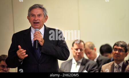 Der ehemalige stellvertretende Verteidigungsminister und Gastwissenschaftler am American Enterprise Institute, Paul Wolfowitz, stellt dem stellvertretenden Verteidigungsminister Ashton B. Carter Fragen, während er am 30. Mai 2012 eine Rede hält. Stockfoto