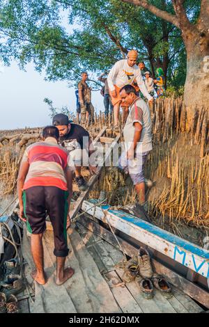 SUNDARBANS, BANGLADESCH - 14. NOVEMBER 2016: Touristen betreten ihr Boot während einer Sundarbans-Tour, Bangladesch. Stockfoto