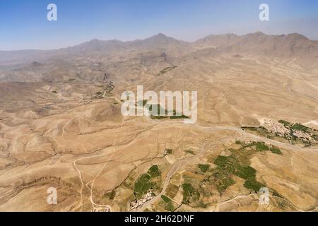 Das bergige Gelände Afghanistans vergeht, während Bob, stellvertretender Verteidigungsminister, mit dem Hubschrauber zum Bagram Air Base, Afghanistan, geflogen wird, 24. Juni 2014. Stockfoto