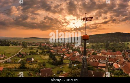 deutschland, thüringen, ilmenau, Bücheloh, Wetterfahne, Kirchturm, Dorf, Sonnenaufgang, Sonne scheint durch dünne Wolkenschicht, Rücklicht Stockfoto