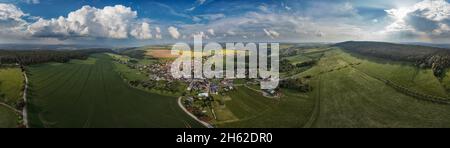 deutschland,thüringen,großbreitenbach,Herschdorf,Dorf,Straße,Felder,Berge,Wolken,Gewitterwolke,360 – Grad Panorama,teilweise Rücklicht,Luftaufnahme Stockfoto