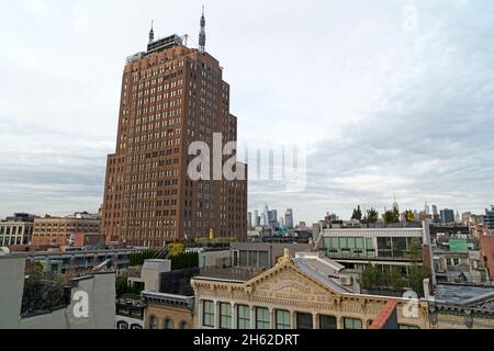 Von der White Street in Tribeca aus blickt man in nördlicher Richtung auf das Art déco AT&T Long Distance Building, das von Ralph Walker entworfen wurde. Es wurde 1932 eröffnet. Stockfoto