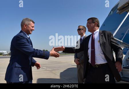 Der stellvertretende Verteidigungsminister Ash Carter wird von General Greg Biscone begrüßt, als er am 16. September 2013 in Islamabad, Pakistan, eintrifft. Stockfoto