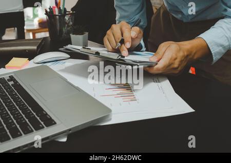 Geschäftsdokumente, Grafiken und Diagramme Marketing- und Verkaufsberichte. Unternehmenswachstum mit Computer-Laptop am Schreibtisch. Arbeit für zu Hause. Stockfoto