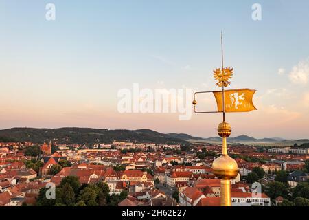 deutschland,thüringen,arnstadt,Wetterfahne des Nachbarturms,Stadt,wachsenburg (Horizont),Übersicht,Morgenlicht Stockfoto