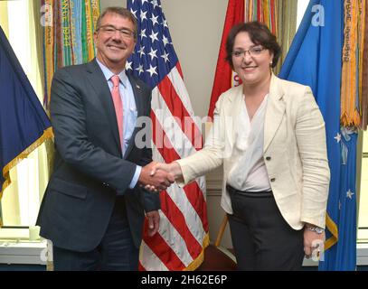 Verteidigungsminister Ash Carter begrüßt Verteidigungsminister Tinatin Khidasheli im Pentagon, 18. August 2015. Stockfoto