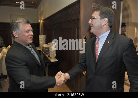 Der stellvertretende Verteidigungsminister Ashton Carter ist mit Jordaniens König Abdullah II. In einem Händedruck, als er am 5. Februar 2013 zum Royal Pallace in Amman, Jordanien, eintrifft Stockfoto