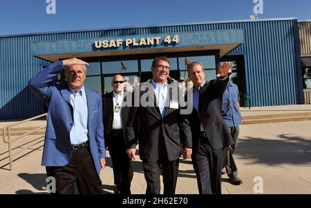 Der stellvertretende Verteidigungsminister Ashton Carter wird am 26. September 2012 von William Swanson, Chairman und CEO der Raytheon Company, links, und Dr. Taylor Lawrence, Vice President Raytheon, rechts, bei einem Besuch in Tucson, Arizona, eine Führung durch die Raytheon-Einrichtungen erhalten. Stockfoto