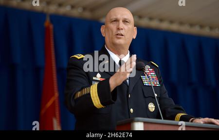 Stabschef der Armee. General Raymond T. Odierno hält Bemerkungen während einer Kuchenschneidezeremonie zum Gedenken an den 239. Geburtstag der Armee im Innenhof des Dentons am 19. Juni 2014 Stockfoto