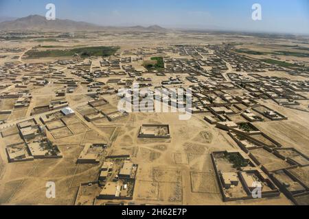 Ein afghanisches Dorf ist vom Fenster des Blackhawk-Hubschraubers aus zu sehen, der den stellvertretenden Verteidigungsminister Ash Carter und General Joe Dunford am 15. September 2013 trägt Stockfoto