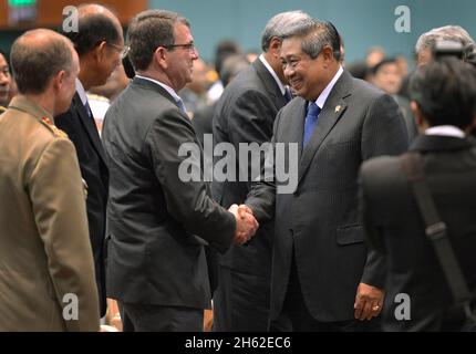 Der stellvertretende Verteidigungsminister Ashton Carter erhält einen Händedruck vom indonesischen Präsidenten Susilo Bambang Yudhoyono, während er an den Eröffnungszeremonien des Jakarta International Defense Dialogue in Jakarta, Indonesien, am 20. März 2013 teilnimmt. Stockfoto