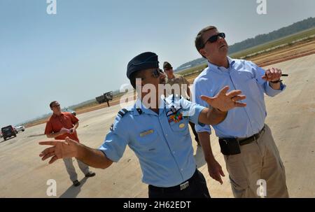 Anil Sabharwal, von der indischen Luftwaffe, gibt dem stellvertretenden Verteidigungsminister Ash Carter einen Rundgang durch eine neue Start- und Landebahn, die auf der Hindan Air Force Station in der Nähe von Delhi, Indien, gebaut wird, 18. September 2013. Stockfoto