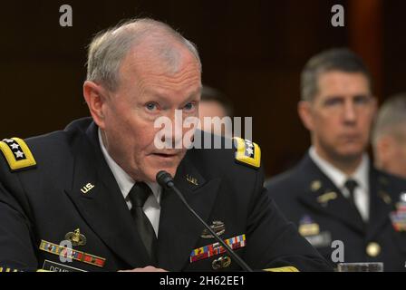 Der Vorsitzende der Joint Chiefs of Staff U.S. Army, General Martin E. Dempsey, bezeugte vor dem Armed Services Committee des Senats am 16. September 2014 im Hart Senate Office Building in Washington, D.C., während seiner Aussage, Dempsey diskutierte die US-Politik gegenüber dem Irak und Syrien und die Bedrohung durch Extremisten, die als Islamischer Staat im Irak und in der Levante bekannt sind. Stockfoto