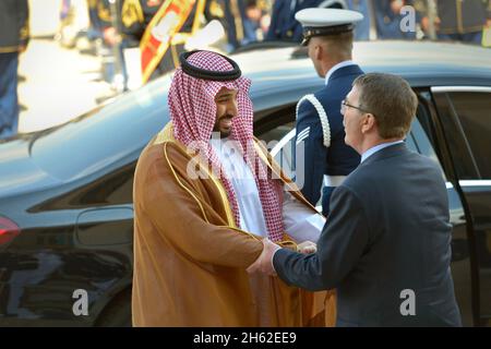 Verteidigungsminister Ash Carter begrüßt den Verteidigungsminister von Saudi-Arabien, Mohammad bin Salman Al Saud, als er am 13. Mai 2015 zum Pentagon eintrifft. Stockfoto