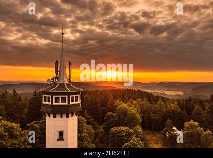 deutschland,thüringen,ländliche Gemeinde schwarzatal,oberweißbach,Aussichtsturm,Landschaft,Wald,Berge,Sonnenaufgang,Rücklicht Stockfoto