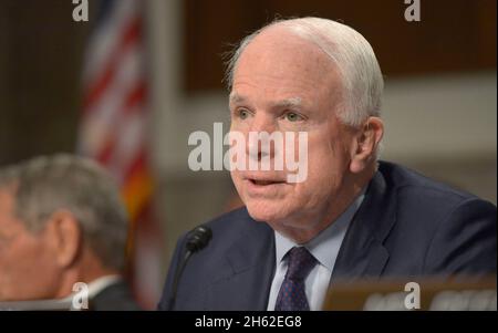 Der Vorsitzende des Senats-Ausschusses für bewaffnete Dienste, Senator John McCain, befragt Verteidigungsminister Ash Carter zu dem kürzlich vermittelten Atomabkommen mit dem Iran am 29. Juli 2015. Stockfoto