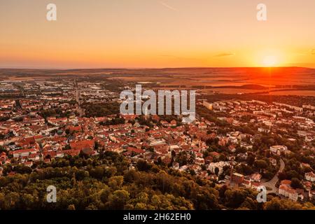 deutschland, thüringen, arnstadt, alteburg, Berggasthof, neideckturm (Hintergrund), Stadt, Häuser, Übersicht, Sonnenaufgang, Luftaufnahme, Hintergrundbeleuchtung Stockfoto