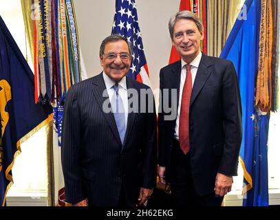 Verteidigungsminister Leon Panetta und der britische Verteidigungsminister Phillip Hammond posieren für ein offizielles Foto im Pentagon am 18. Juli 2012. Stockfoto