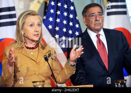 Außenministerin Hillary R. Clinton spricht zusammen mit Verteidigungsminister Leon E. Panetta die Medien an, um die Fragen der Reporter am 14. Juni 2012 zu beantworten. Stockfoto