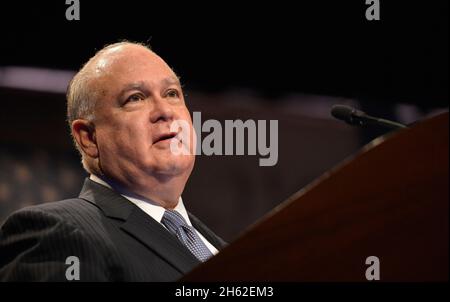 Der Untersekretär der Armee, Joseph Westphal, nimmt während einer Zeremonie zur Anerkennung des jüngsten Ehrenmedaillenempfängers der Army Staff Sgt Teil. Ty M. Carter im Auditorium des 5. August 2013, 27. Personal Sgt. Carter, 33, ist der fünfte lebende Empfänger der höchsten Auszeichnung des Militärs und wird für seinen Dienst anerkannt, als der Kampfposten Keating, Afghanistan, am 3. Oktober 2009 von mehr als 300 afghanischen Aufständischen besiegt wurde. Carter wurde am 26. August 2013 von Präsident Barack Obama im Weißen Haus offiziell mit der Ehrenmedaille ausgezeichnet. Stockfoto