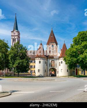 Das obere Tor wurde um 1470/80 als Teil der Stadtbefestigung unter Herzog georg dem Reichen errichtet. Im Stadttor ist ein Teil des Heimatmuseums weißenhorn untergebracht. Links auf dem Bild ist der Turm der Pfarrkirche der Annahme zu sehen mary. Stockfoto