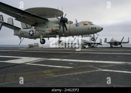 Ein E-2D Hawkeye-Frühwarn- und -Erkennungsflugzeug landet auf dem Deck eines Flugzeugträgers der US-Marine Stockfoto