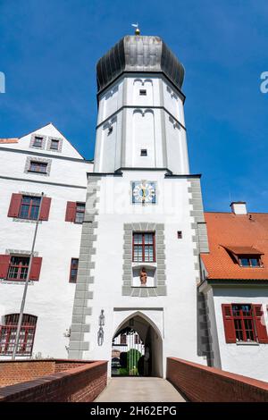 Das schloss vöhlin befindet sich oberhalb der Stadt illertissen im Stadtteil Neu-ulm. Das Schloss in seiner heutigen Form ist der Nachfolger des hochmittelalterlichen schlosses tissen und ist heute Sitz zweier Museen, des bayerischen Bienenmuseums und des Heimatmuseums. Stockfoto