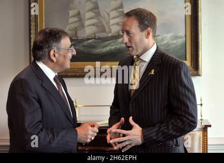 Verteidigungsminister Leon Panetta, links, und der kanadische Verteidigungsminister Peter MacKay unterhalten sich informell, bevor er sich am 28. September 2012 zu einem Treffen im Pentagon setzte. Stockfoto