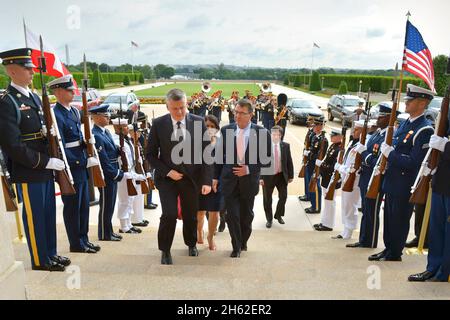 Verteidigungsminister Ash Carter begrüßt vor dem Treffen im Pentagon am 19. Mai 2015 den polnischen Verteidigungsminister Tomasz Siemoniak mit einem Ehrenkordon. Stockfoto