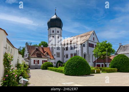 Das schloss vöhlin befindet sich oberhalb der Stadt illertissen im Stadtteil Neu-ulm. Das Schloss in seiner heutigen Form ist der Nachfolger des hochmittelalterlichen schlosses tissen und beherbergt heute zwei Museen, das bayerische Bienenmuseum und das Heimatmuseum Ein Konferenzzentrum für das Universitätszentrum Vöhlinschloss. Stockfoto