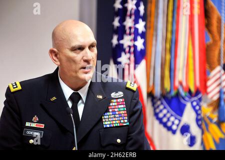 Generalstabschef der Armee, General Raymond T. Odierno, hält Bemerkungen bei der Einweihungszeremonie der Ehrenmedaille am 17. Mai 2012. Stockfoto