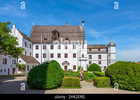 Das schloss vöhlin befindet sich oberhalb der Stadt illertissen im Stadtteil Neu-ulm. Das Schloss in seiner heutigen Form ist der Nachfolger des hochmittelalterlichen schlosses tissen und beherbergt heute zwei Museen, das bayerische Bienenmuseum und das Heimatmuseum Ein Konferenzzentrum für das Universitätszentrum Vöhlinschloss. Stockfoto