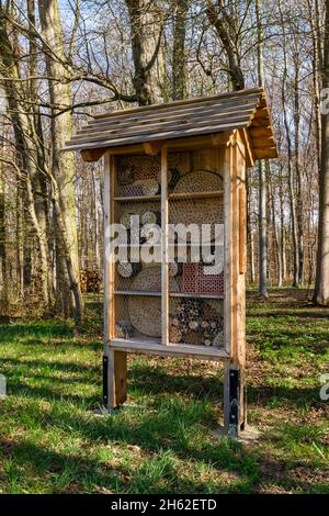 Ein Insektenhotel oder Insektenhaus, seltener ein Insektenschutzhaus, eine Insektenwand oder eine Insektenbox (in österreich nützliches Insektenhotel), ist eine künstlich geschaffene Nisthilfe und Überwinterungshilfe für Insekten. Stockfoto