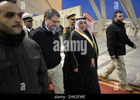 Verteidigungsminister Ash Carter wird vom stellvertretenden Premierminister und Verteidigungsminister Kuwaits, Sheikh Khaled Al-Jarrah Al-Sabah, begrüßt, als er am 22. Februar 2015 in Kuwait-Stadt, Kuwait, eintrifft. Stockfoto